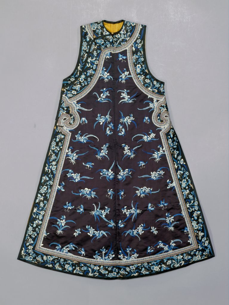 图片[1]-Stone Blue Satin Embroidery with Three Blue Flowers and Butterflies-China Archive